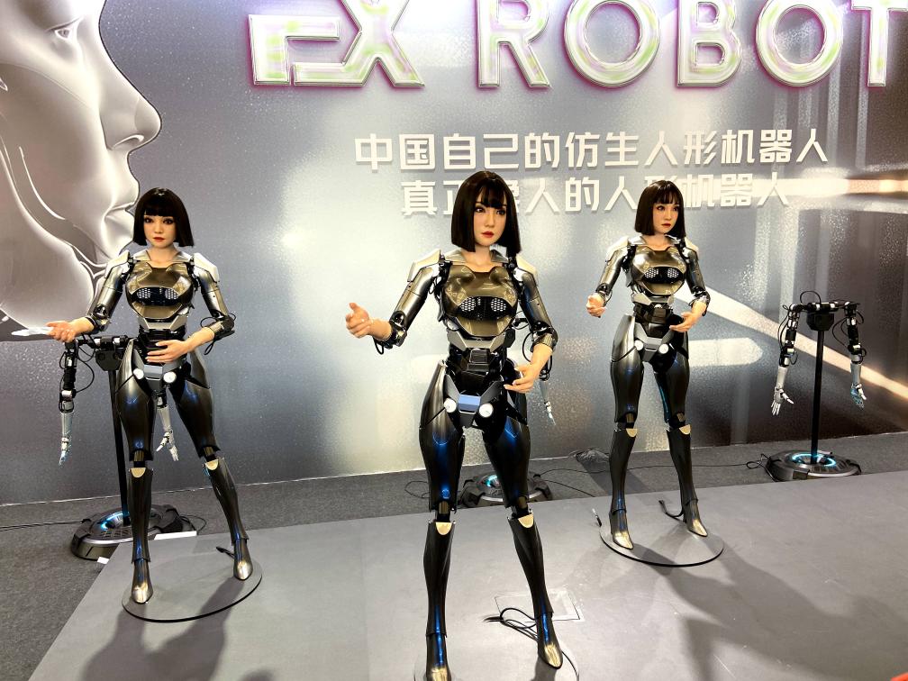　　8月24日，在2024世界机器人大会展厅内拍摄的仿生人形机器人。新华社记者 魏梦佳 摄